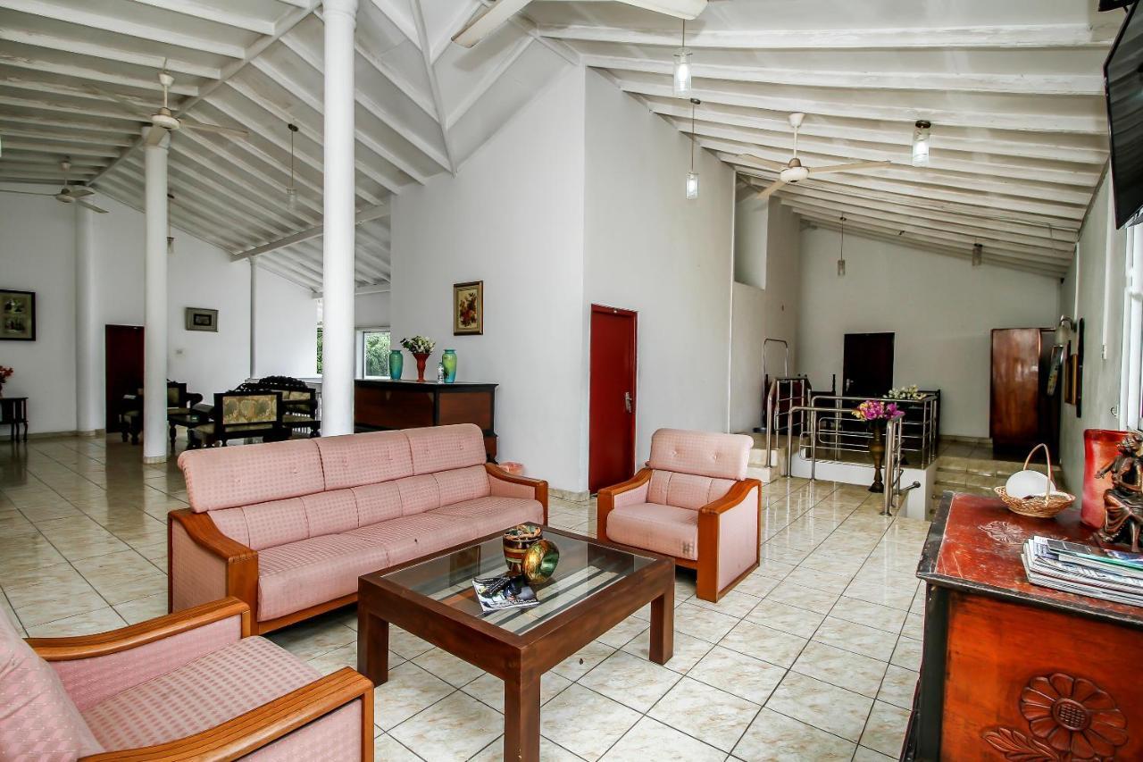Hotel Empryean Katunayaka Ngoại thất bức ảnh